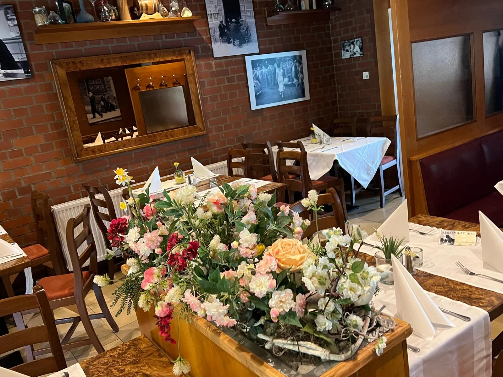 Reale florale Tischdekoration und Eventatmosphäre